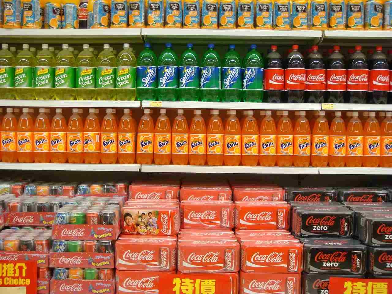 Gôndola de supermercado em organização vertical dos produtos 