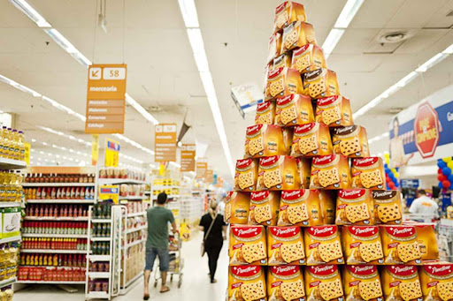 Gôndola de supermercado em organização sazonal de produtos, panetones no natal