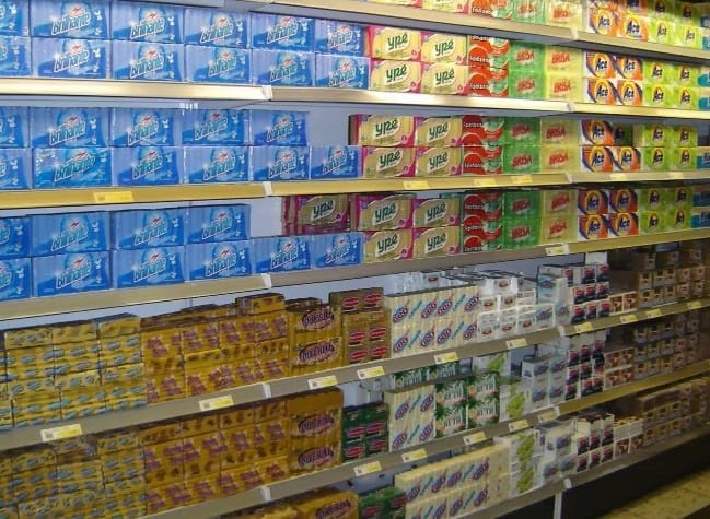 Gôndola de supermercado em organização horizontal de produtos.