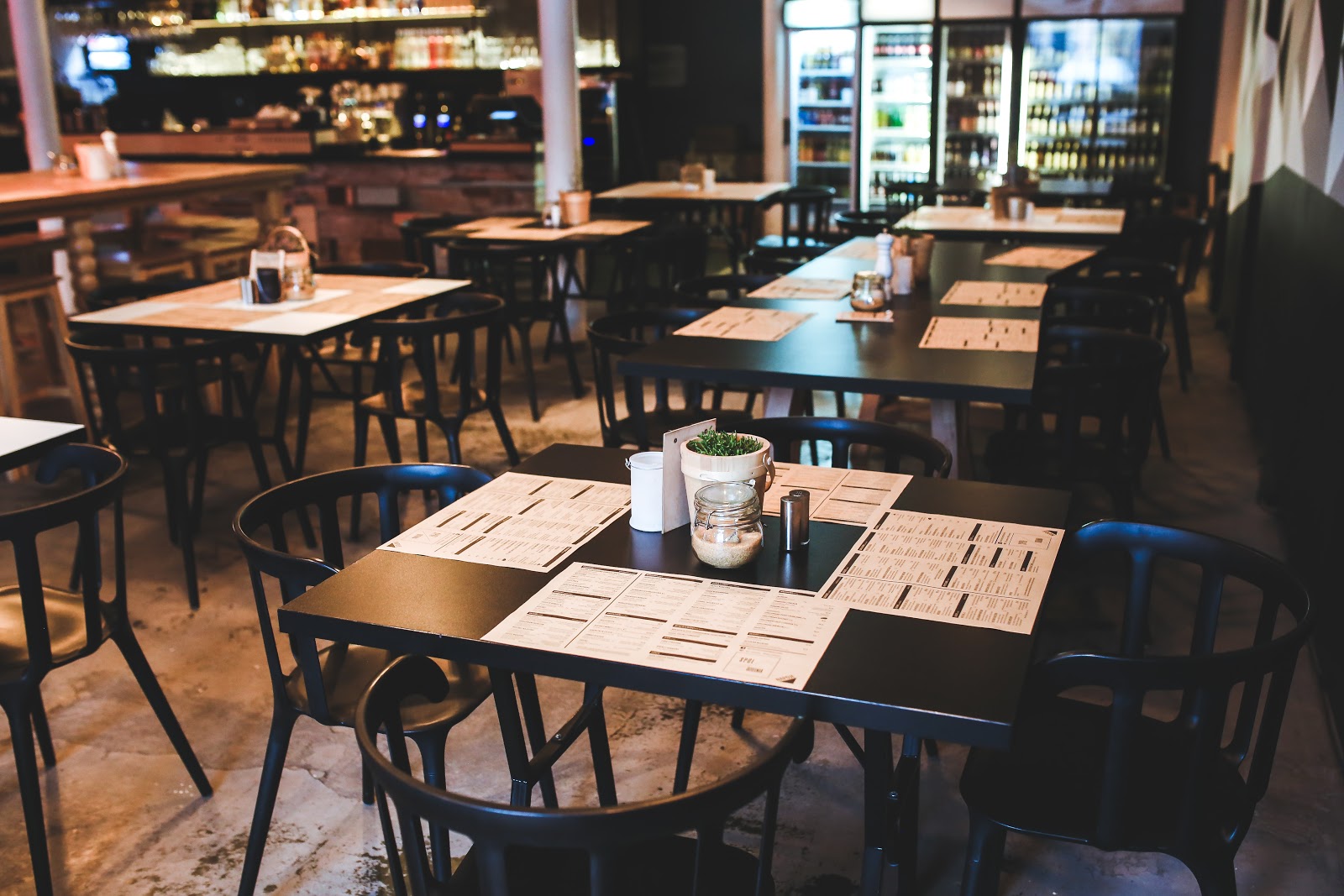 Foto de um restaurante limpo e organizado ilustrando que além dos equipamentos para restaurante voltados à cozinha, na área de atendimetno também são essenciais